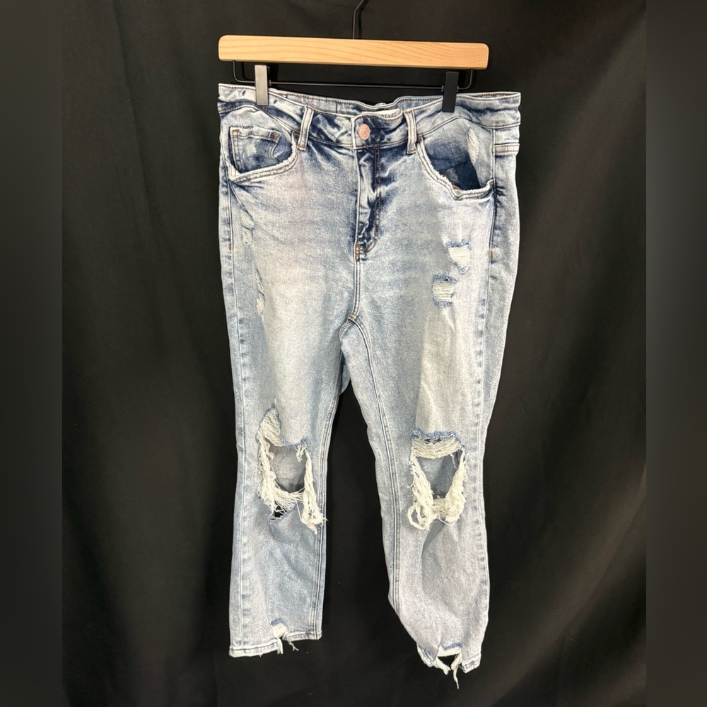 Trendy Distressed Ankle Jeans in Light Blue